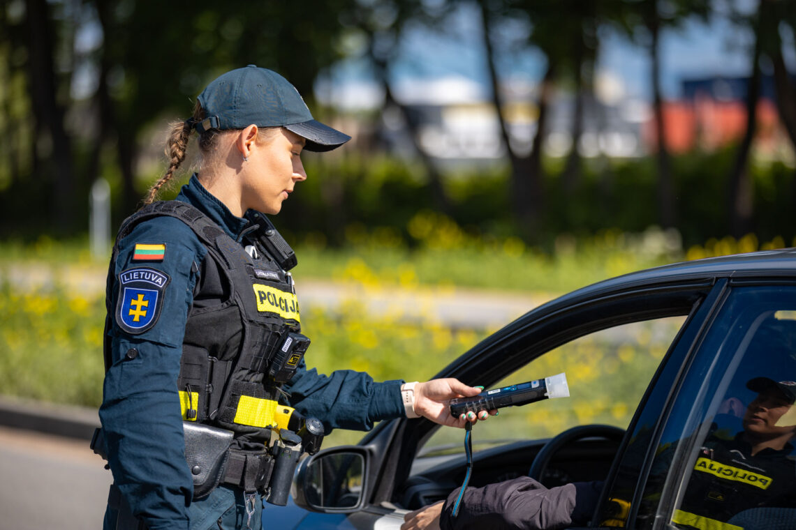policijos pareigune tikrina vairuotojo blaivuma alkotesteriu