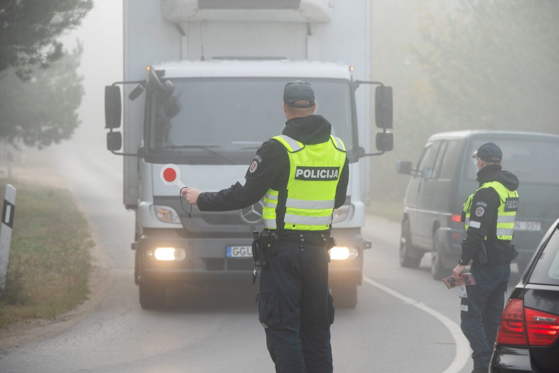 policijos reidas vilkikas sunkvezimis pareigunai
