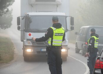 policijos reidas vilkikas sunkvezimis pareigunai