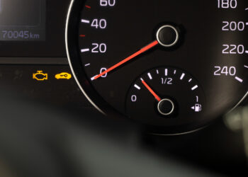 prietaisu skydelis automobilis su rakto simboliu check engine