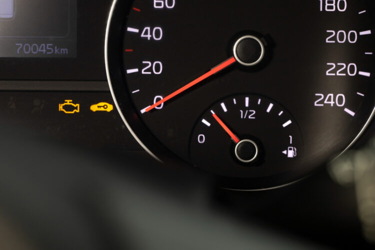 prietaisu skydelis automobilis su rakto simboliu check engine