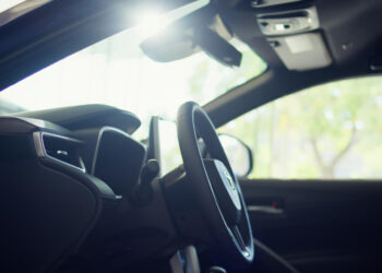 vaizdas is isores i automobilio salona per vairuotojo duris juodas automobilis