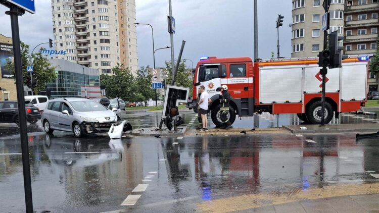 Avarija prie PC Mandarinas Vilniuje dėl apgadinto šviesoforo sankryžoje susidarė spūstys