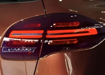 5 automobiliai, kurių eksploatavimo sąskaitos po 160 000 km priverčia juos parduoti 7 Porsche Cayenne galinis zibintas