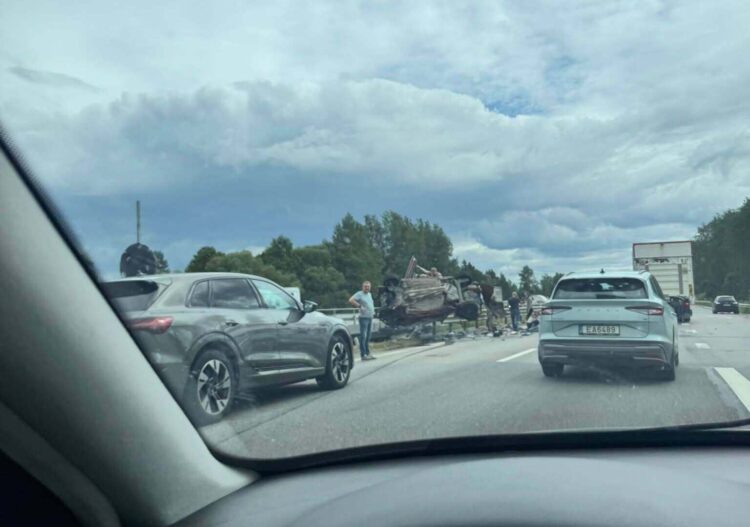 Tragiška avarija A1 kelyje ties Kaunu penki žmonės viename automobilyje du išmesti ant kelio vienas žuvo