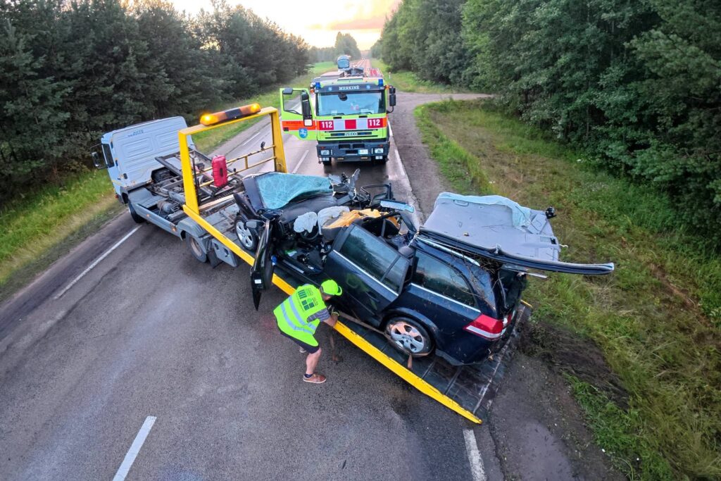 Varenos rajone Opel isvaziavo i priespriesine juosta zuvo keleive du vairuotojai ligonineje 3