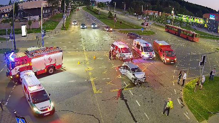Vilniuje su BMW susidures apvirto su svytureliais skubejes policijos automobilis nukentejo du pareigunai 2