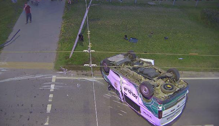 Vilniuje su BMW susidures apvirto su svytureliais skubejes policijos automobilis nukentejo du pareigunai 3