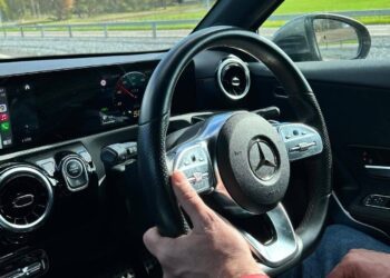 automobilis su vairu desineje puseje