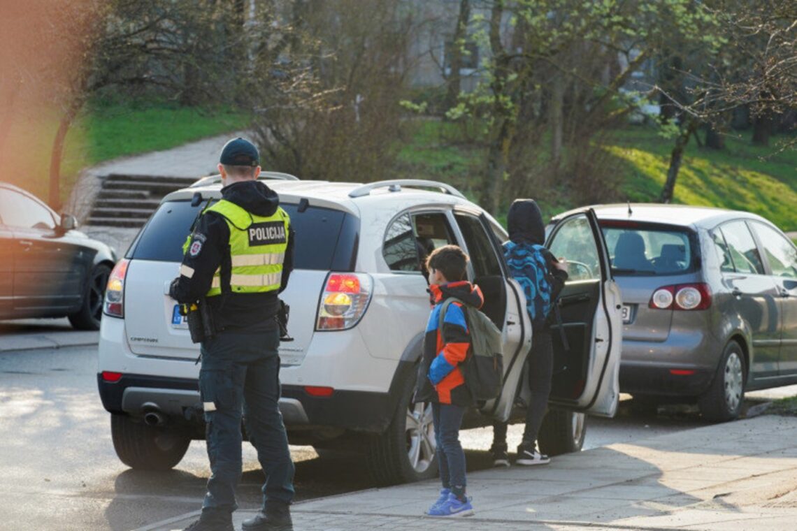 policijos pareigunas vaikai automobilis