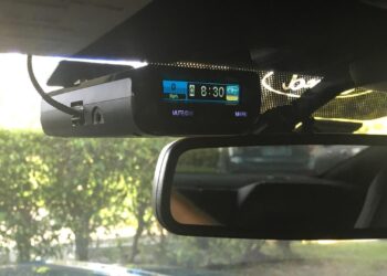 radaru detektorius ant priekinio automobilio stiklo