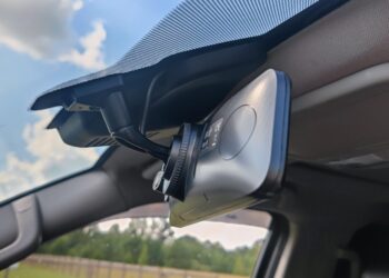 vaizdo registratorius sumontuotas ant priekinio automobilio stiklo