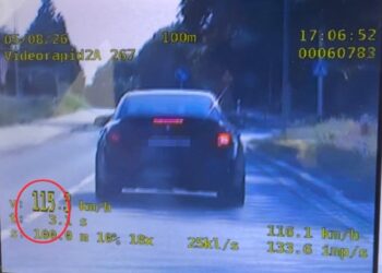 19metė BMW vairuotoja lenktyniavo su nežymėtu policijos automobiliu net nesuprato, kas vyksta