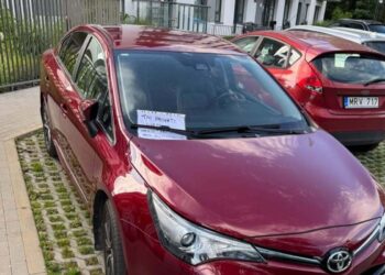 Paliko lapelį Tai privati vieta Nestatykite savo automobilio po valytuvu Vilniaus kieme bet ar jis turi galią