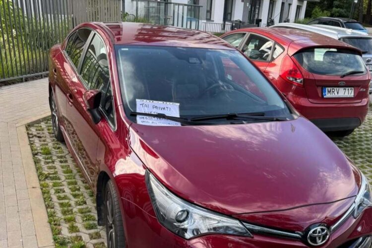 Paliko lapelį Tai privati vieta Nestatykite savo automobilio po valytuvu Vilniaus kieme bet ar jis turi galią