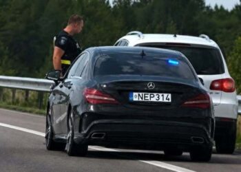 Pastebėtas nežymėtas policijos Mercedes vairuotojas jį atpažino tik po to, kai pralėkė 140 kmh