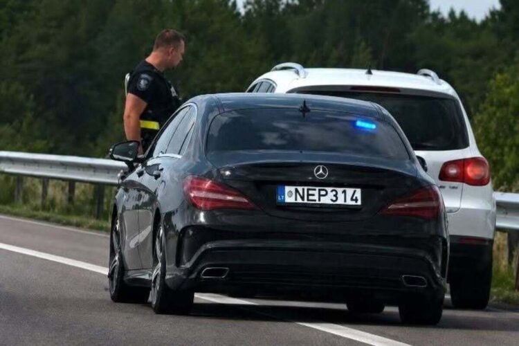 Pastebėtas nežymėtas policijos Mercedes vairuotojas jį atpažino tik po to, kai pralėkė 140 kmh