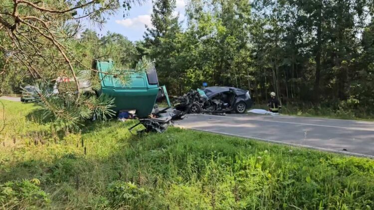 Tragiška avarija Nemenčinėje kaktomuša susidūrus su vilkiku žuvo vairuotoja ir mažametė mergaitė