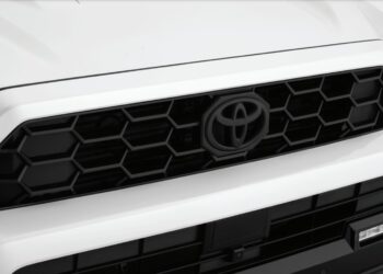 juodas toyota logotipas