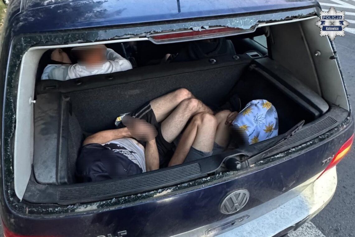 Sustabdytame Volkswagene buvo aštuoni žmonės – du iš jų rado bagažinėje 1 lenkijos policijos pareigunai sulaike volkswagen golf su 8 asmenimis viduje
