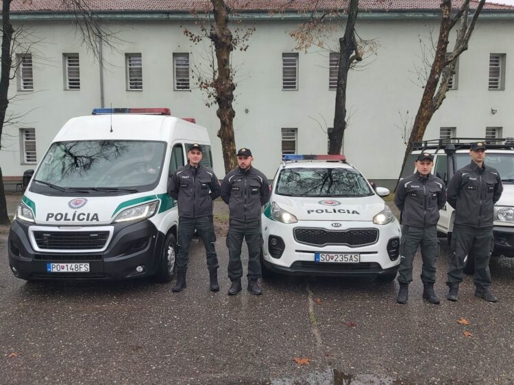 slovakijos policijos pareigunai tarnybiniai automobiliai