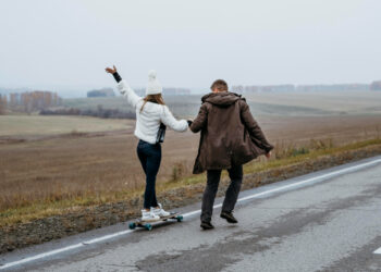 vyras ir moteris eina palei kelia pora