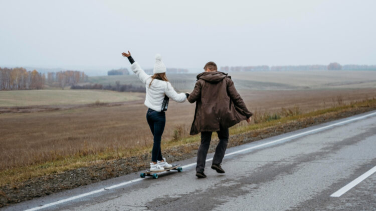 vyras ir moteris eina palei kelia pora