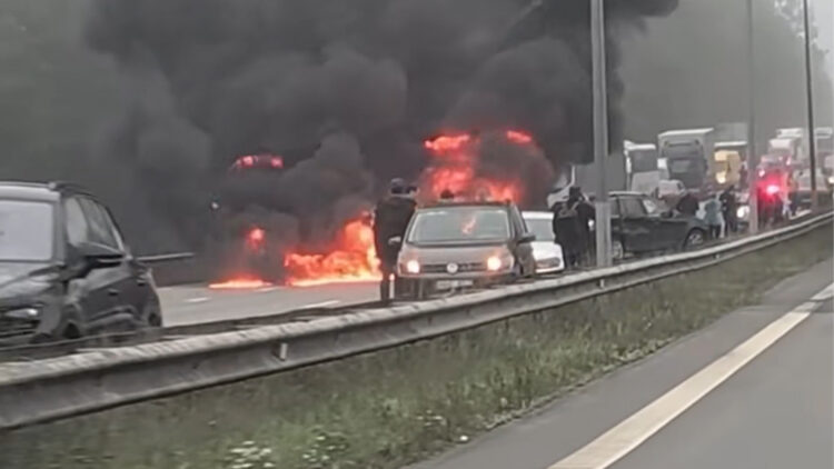 A1-magistralėje-susidūrus-trims-automobiliams-vienas-užsiliepsnojo-sužeistas-žmogus