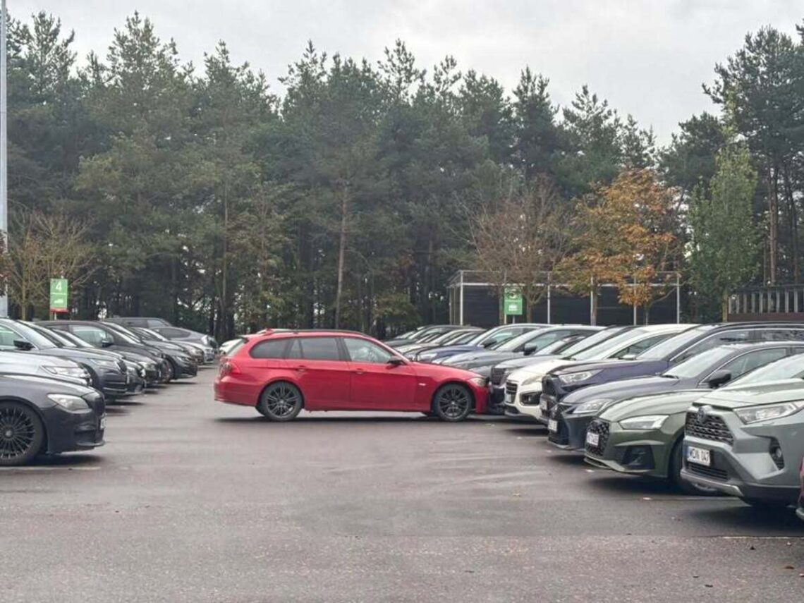 Akropolio aikštelėje raudonas BMW atsirėmė į stovinčius automobilius