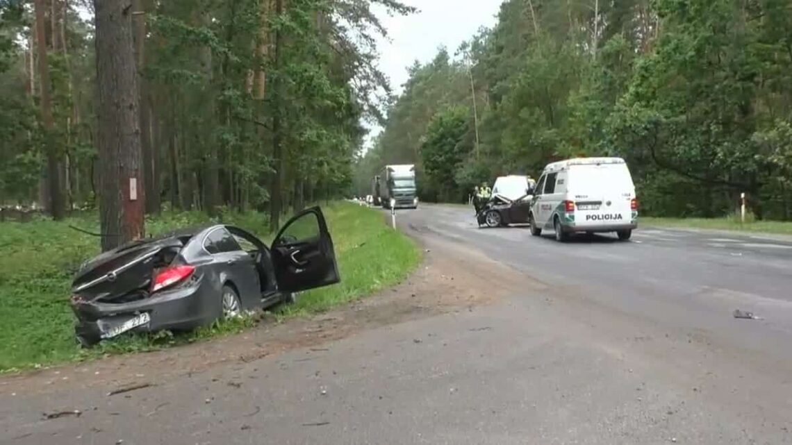 Avarija-Vilniaus-r-BMW-lenkdamas-kolona-taranavo-Opel-automobili-mediku-pagalbos-prireike-moteriai
