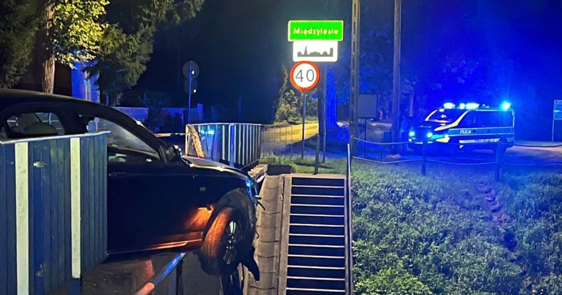 Girta vairuotoja įvažiavo į tiltą – bauda atiteko ir keleiviui, ne tik jai 1 Girta vairuotoja įvažiavo į tiltą bauda atiteko ir keleiviui ne tik jai