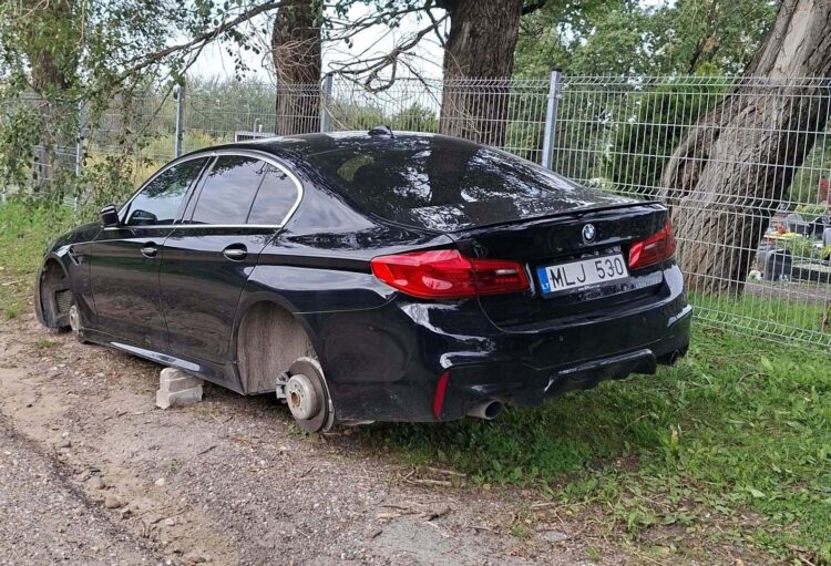 Nuošali stovėjimo vieta Vilniuje virto brangia klaida BMW vairuotojui pavogti ratlankiai
