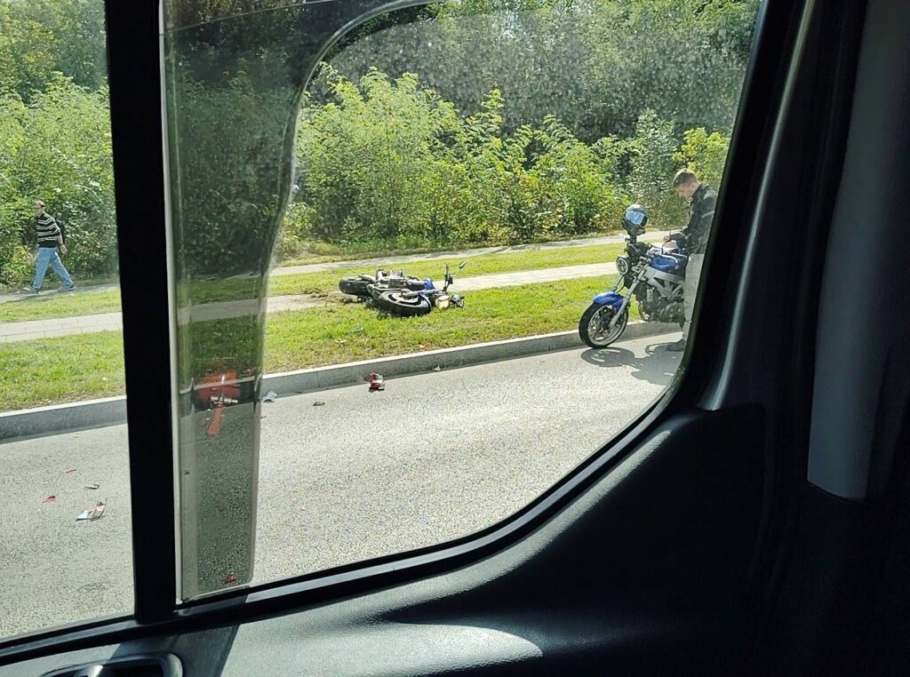 Sankryžoje susidūrė trys transporto priemonės motociklininkas liko gulėti ant kelio