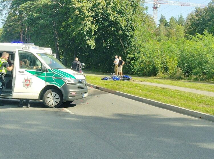 Sankryžoje susidūrė trys transporto priemonės motociklininkas liko gulėti ant kelio