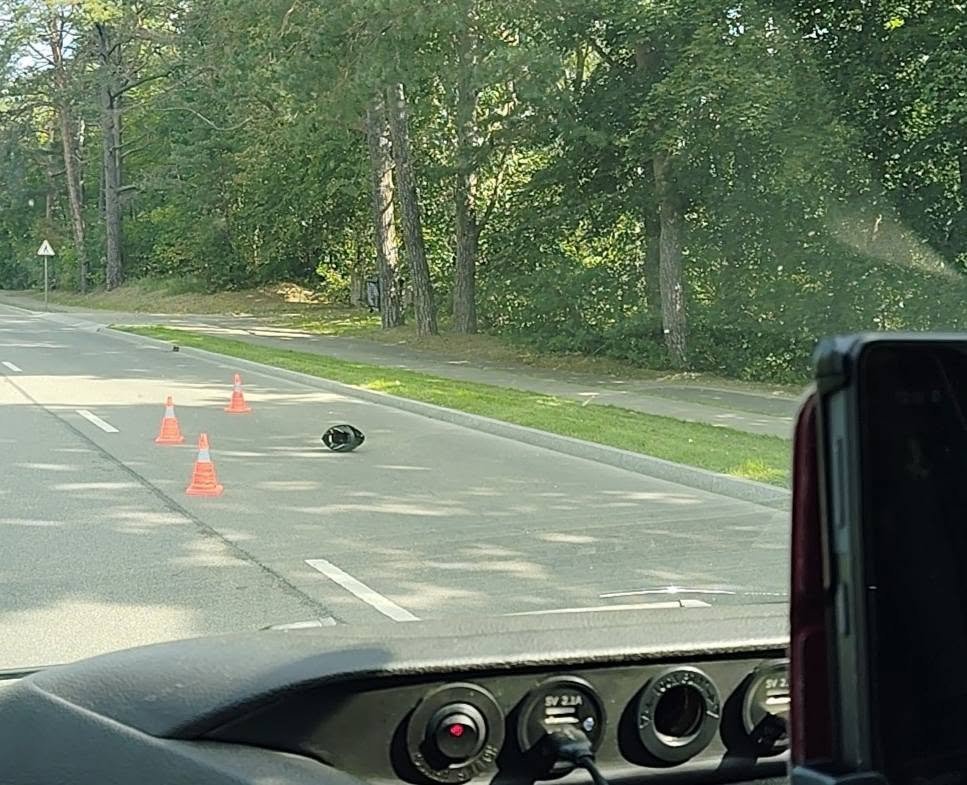 Sankryžoje susidūrė trys transporto priemonės motociklininkas liko gulėti ant kelio