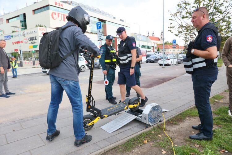Vilniuje išdalinta 150 šalmų reidas prie Baltojo tilto priminė kam jis dabar privalomas