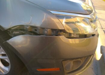 atsikabines priekinis automobilio bamperis