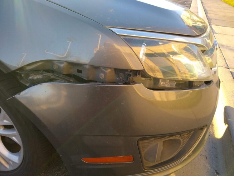 atsikabines priekinis automobilio bamperis
