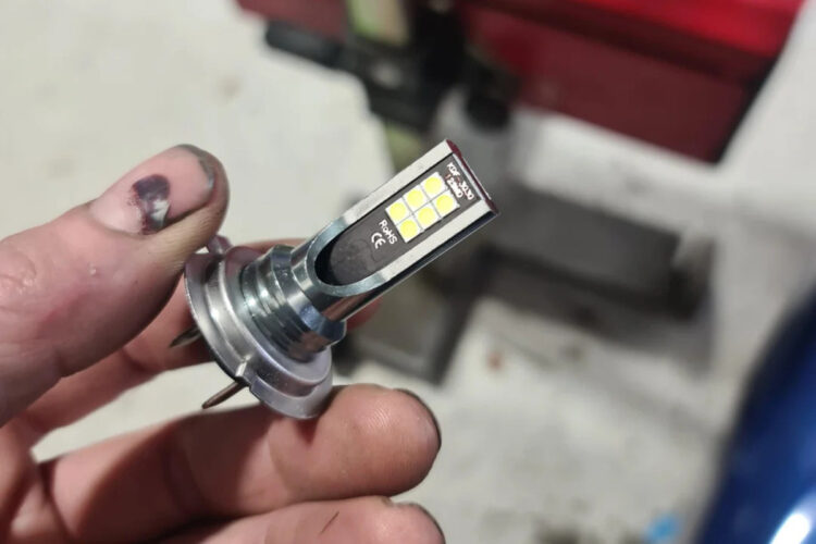 automobilio zibinto lempute led lemputes keitimas