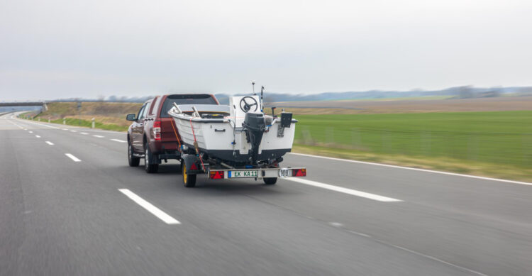 automobilis su priekaba greitkelis