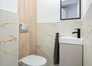 Renginiai ir darbai, vykstantys atviroje gamtoje ar teritorijose be prieigos prie vandentiekio ir kanalizacijos, reikalauja autonomiško sanitarinio sprendimo. Lauko tualetas veikia savarankiškai, be jokių komunikacijų jungčių, todėl tinka net ten, kur įprastas sanitarinis mazgas fiziškai neįrengiamas.