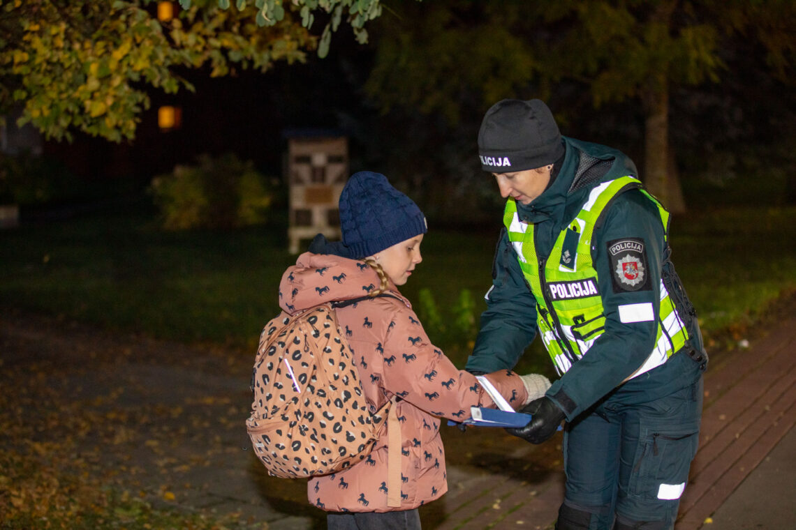 policijos pareigunas vaikas mergaite atsvaitas