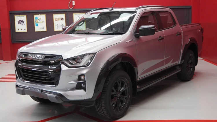 Pikapai, kurių kainų skirtumą painioja akcijos – pagal kainoraštį jis siekia apie 9 200 eurų 1 Isuzu D-Max V-Cross: pilkas pikapas su keturių durų kabina ir juodais ratlankiais, vaizdas iš priekio ir šono