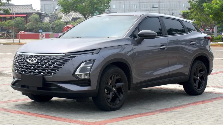 Omoda 5 atšaukimas: pilkas Chery Omoda 5 visureigis iš priekio ir šono aikštelėje