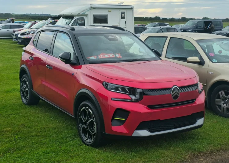 Pigiausią elektromobilio versiją iki 25 000 eurų renkantys pirkėjai gali netekti greitojo įkrovimo 1 Elektromobiliai iki 25 000 eurų: raudonas Citroen e-C3, nufotografuotas iš priekio ir šono, stovi aikštelėje