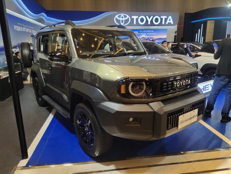 2026 Pilkas Toyota Land Cruiser FJ iš priekio ir šono su apvaliais LED žibintais