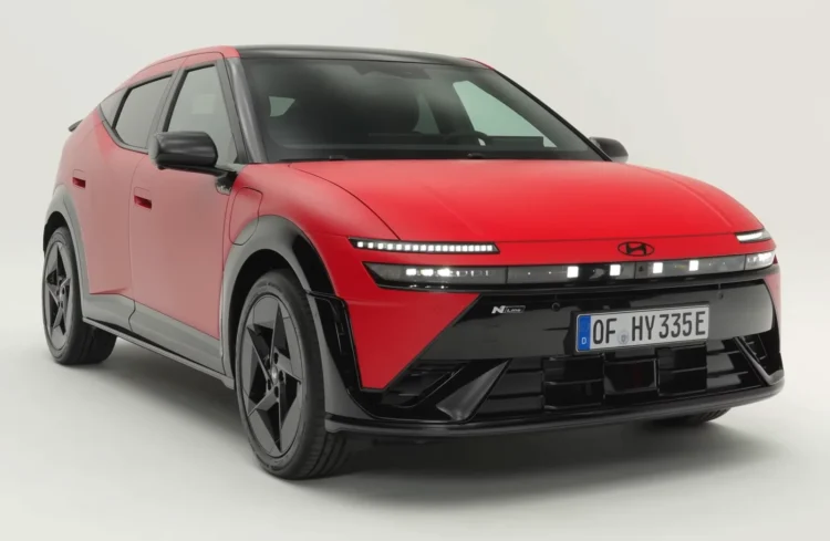 Dvi detalės, kurios naujame korėjiečių elektromobilyje užstoja vairuotojui vaizdą 1 Hyundai Ioniq 3 testas: raudonas Ioniq 3 N Line elektromobilis iš priekio ir šono