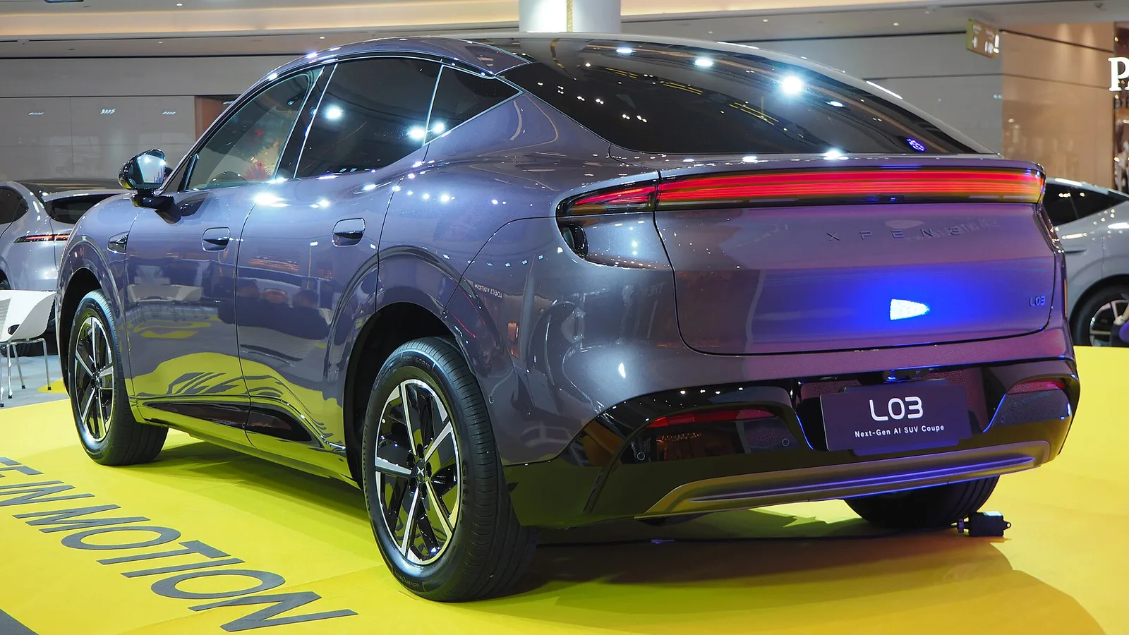 Penkios naujo kiniško elektrinio krosoverio versijos, kurių pigiausia pirkėjams kainuoja 36 900 eurų 2 XPeng L03 kaina: pilkai violetinio XPeng L03 krosoverio galas su ištisine žibintų juosta salone