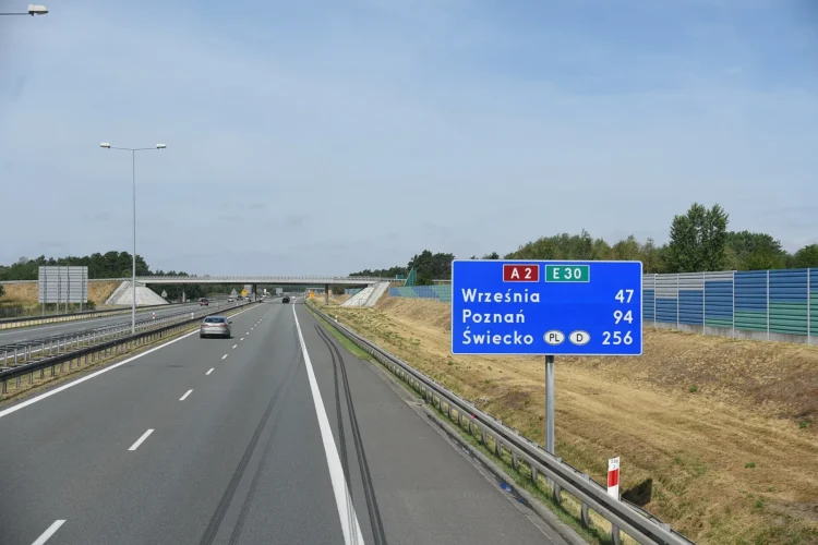 A2 automagistralės rekonstrukcija: Lenkijos A2 kelias į Vakarus su rodykle į Poznanę ir Švieckę