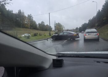 Avarija Vilniuje Geležinio Vilko g BMW nulaužė stulpą susidarė spūstys